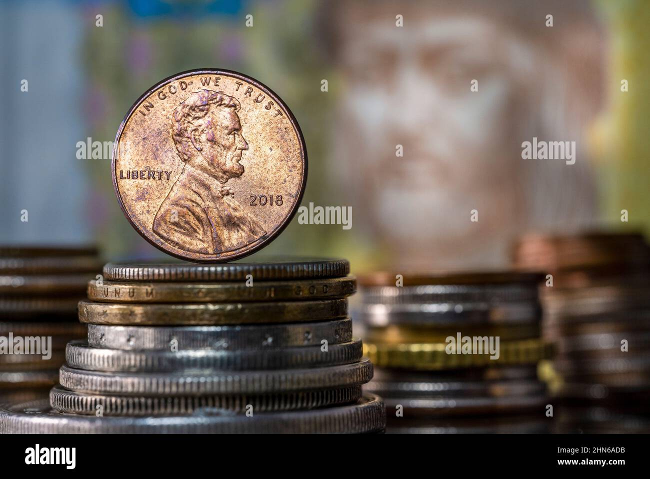 Inflation taux d'intérêt Penny sur le dessus de pile de pièces Banque D'Images