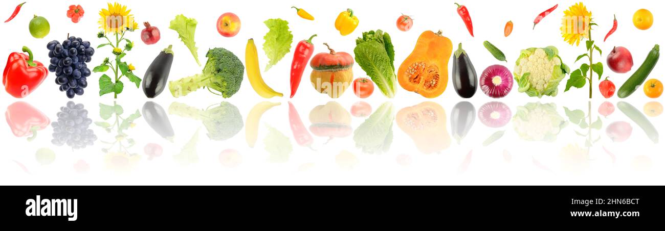 Légumes et fruits en une ligne avec réflexion isolée sur fond blanc. Banque D'Images