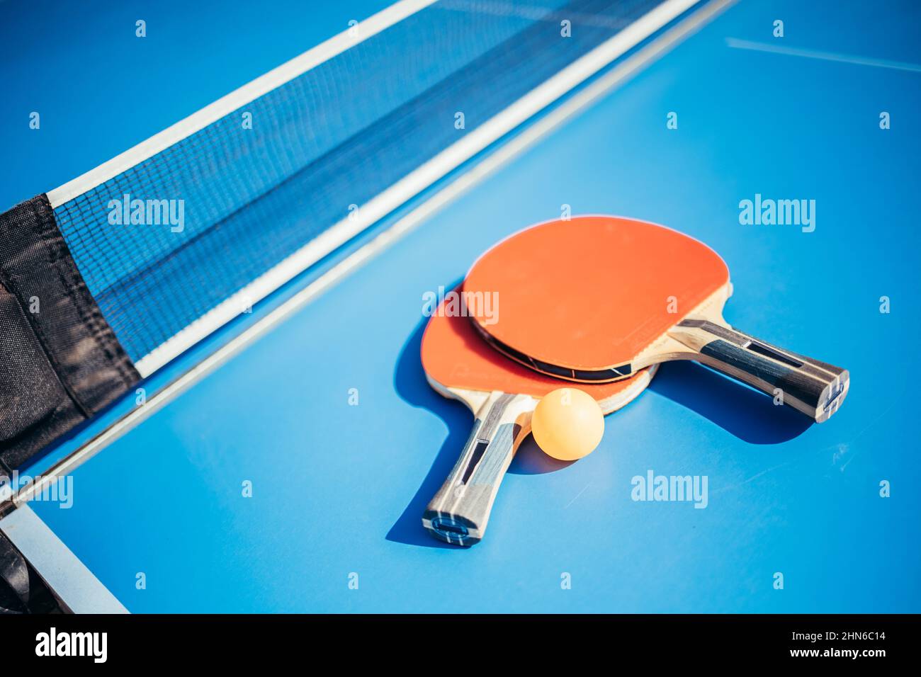 Deux pagaies de tennis de table à côté du filet. Concept de ping-pong Banque D'Images