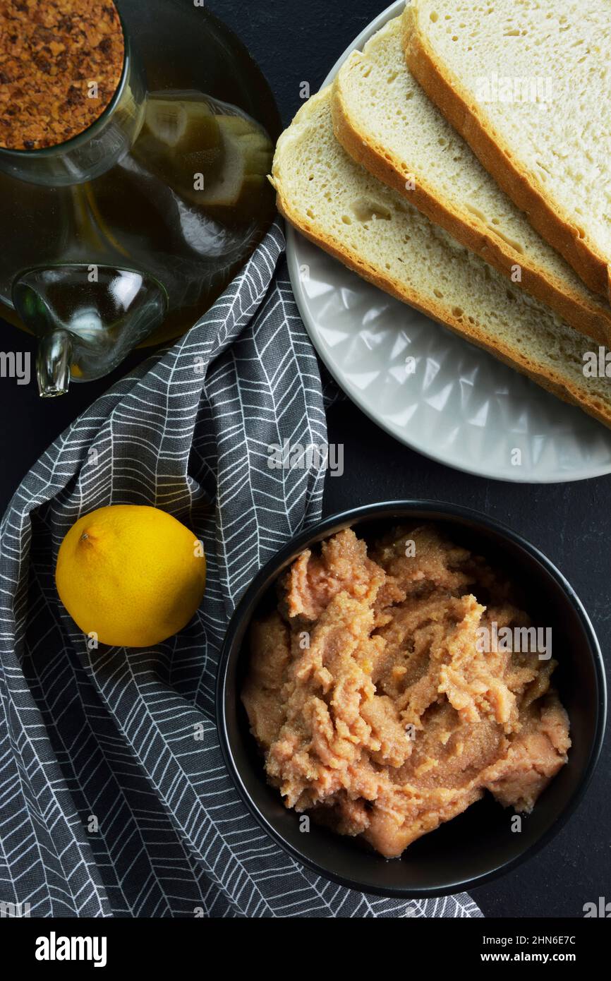 Taramas crus, huile d'olive, citron et tranches de pain, ingrédients pour faire taramosalata Banque D'Images