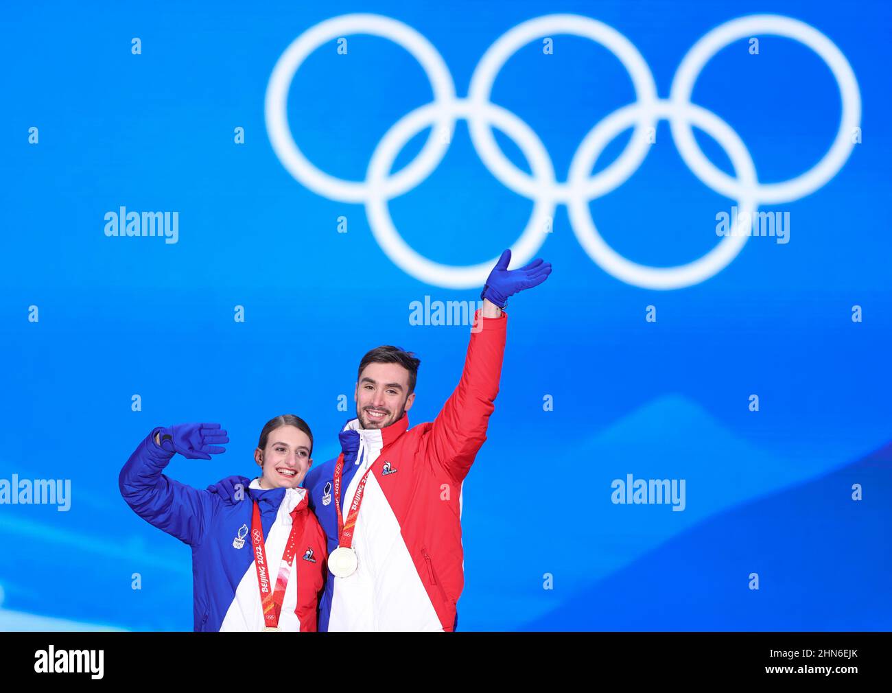 Pékin, Chine. 14th févr. 2022. Les médaillés d'or Gabriella Papadakis/Guillaume Cizeron de France réagissent lors de la cérémonie d'attribution de patinage artistique danse libre sur glace au Beijing Medals Plaza des Jeux Olympiques d'hiver à Beijing, capitale de la Chine, le 14 février 2022. Credit: Yang Lei/Xinhua/Alay Live News Banque D'Images