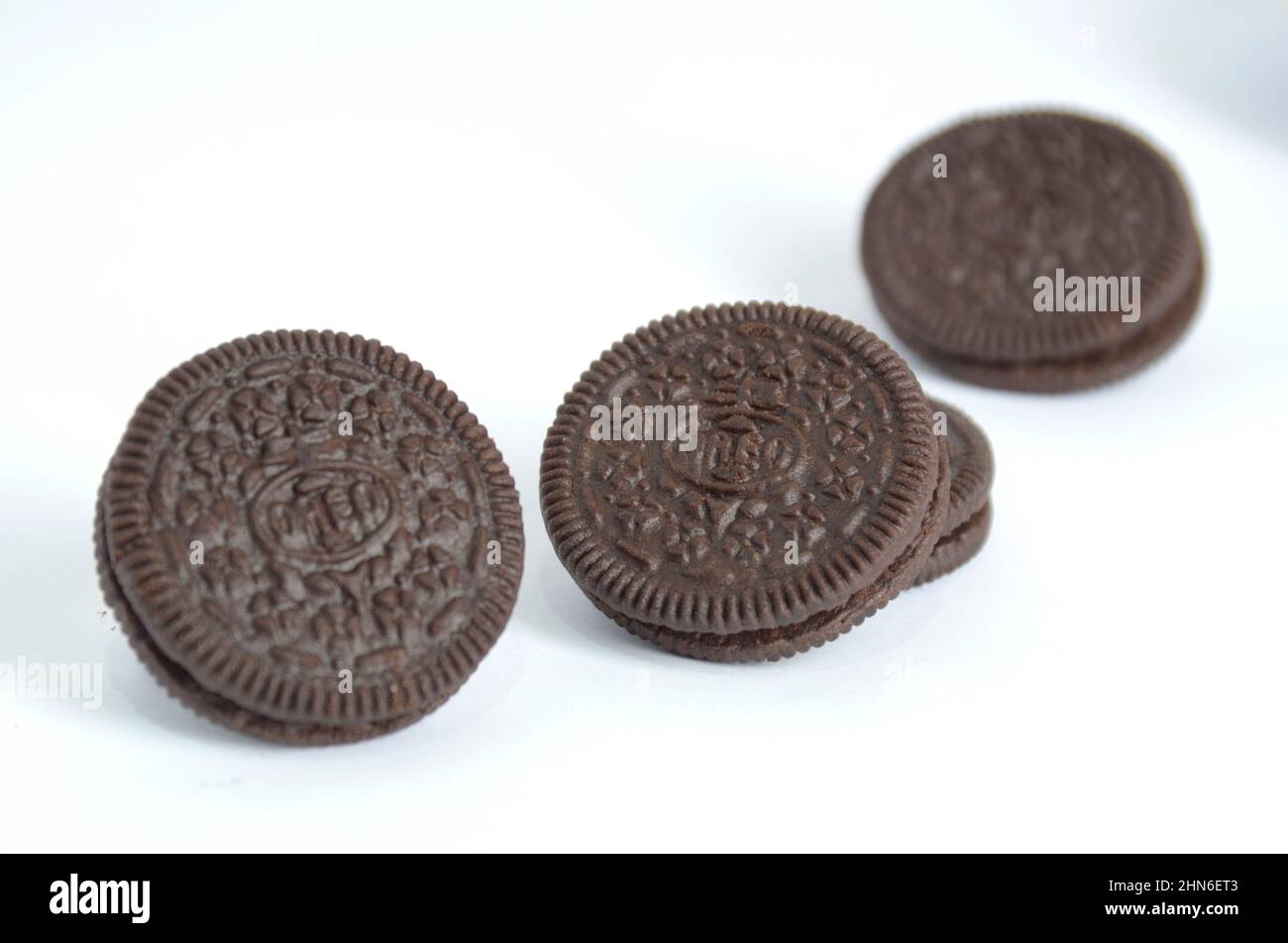 Biscuits sandwich Oreo, fond blanc isolé Banque D'Images