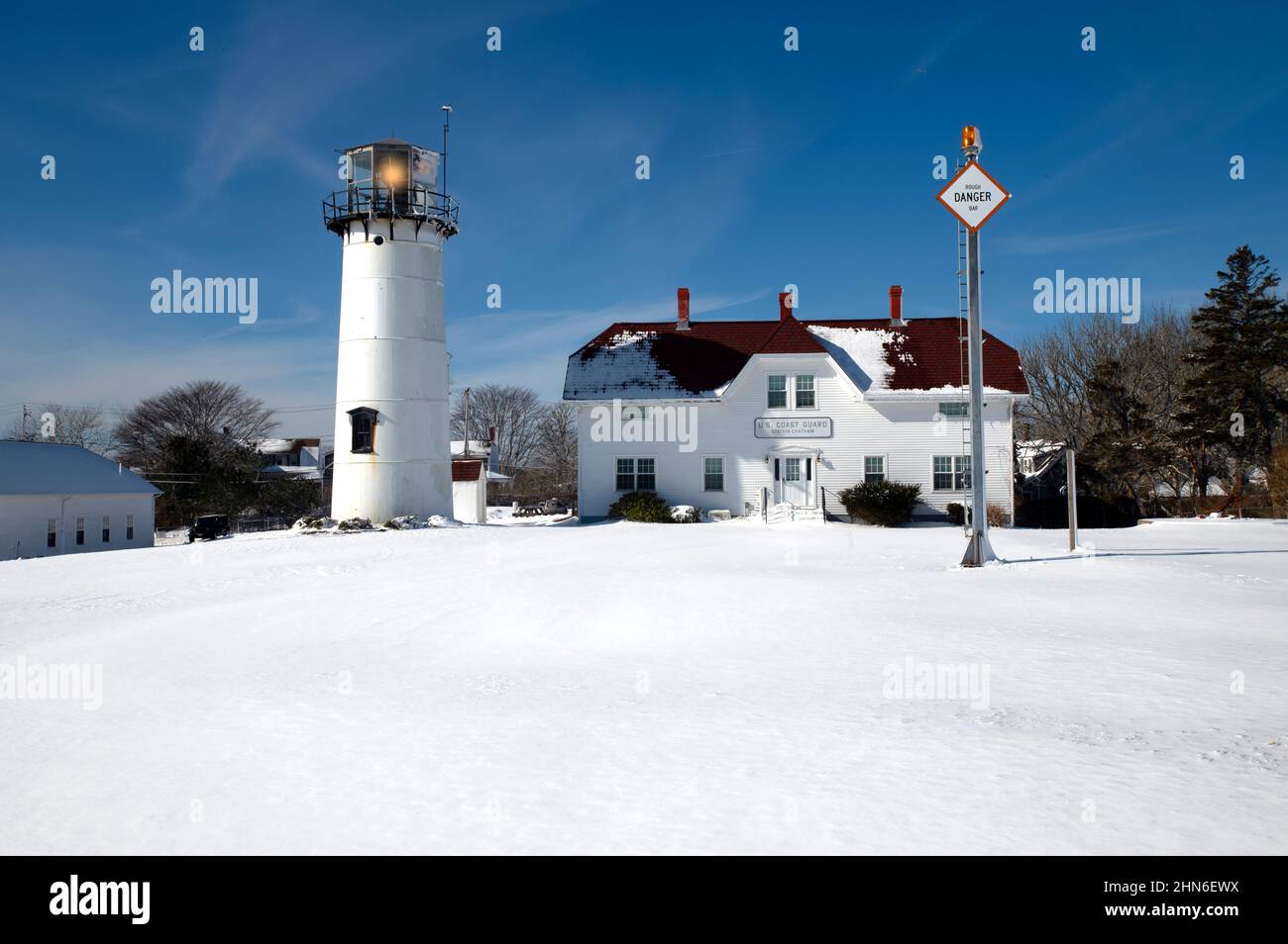 Chatham Light et US Coast Guard Station, établie en 1808 - aujourd'hui tour 1877. Initialement nommé Twin Lights. Une tour enlevée à Nauset sur le Cap C Banque D'Images
