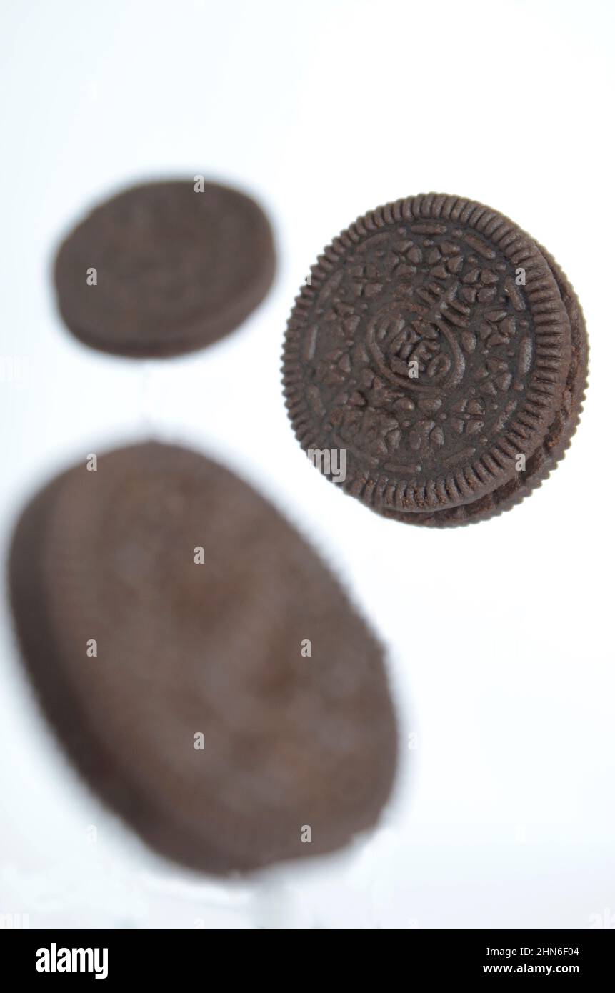 Biscuits sandwich Oreo, fond blanc isolé Banque D'Images