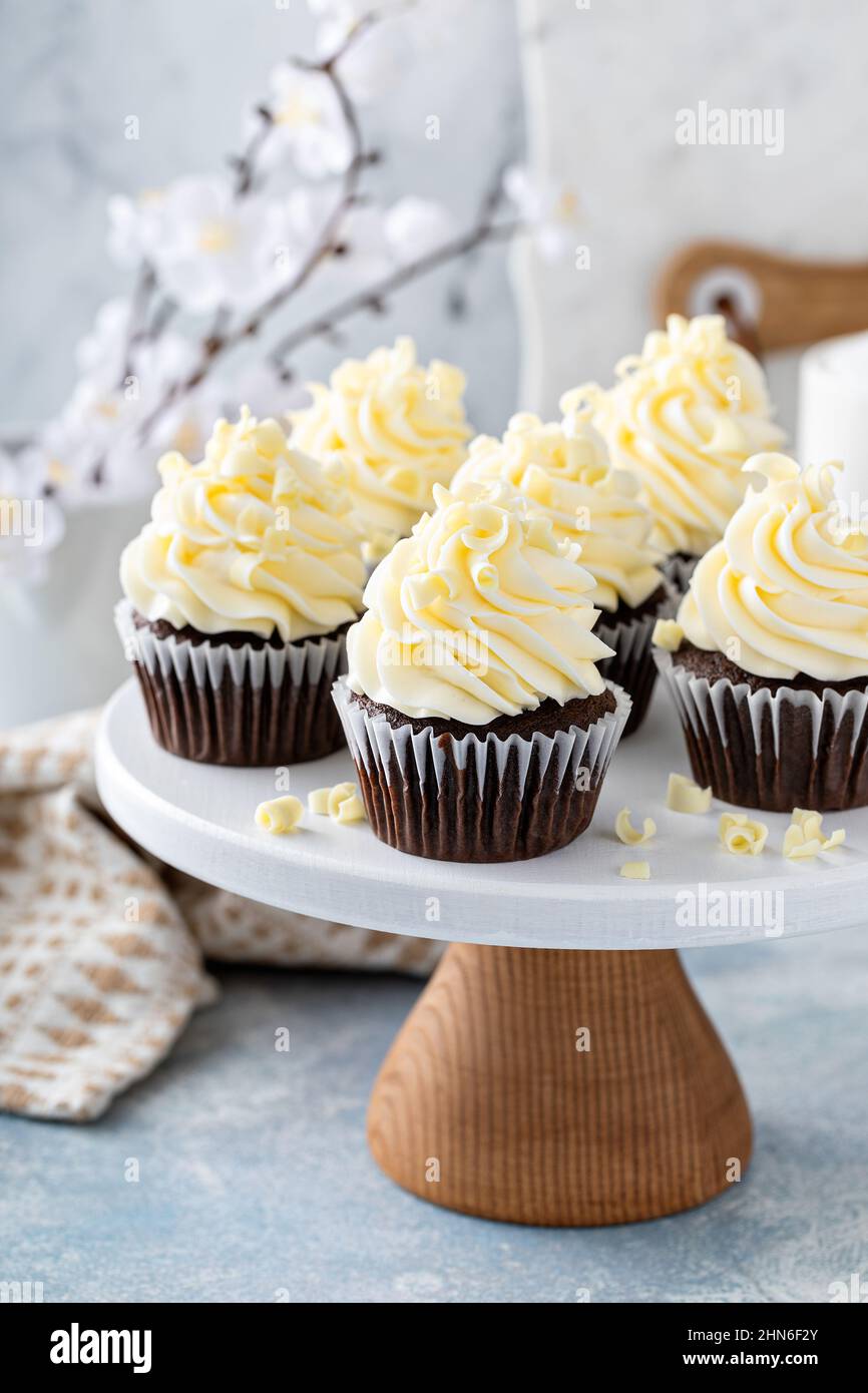 Petits gâteaux au chocolat nappés de glaçage au fromage à la crème Banque D'Images