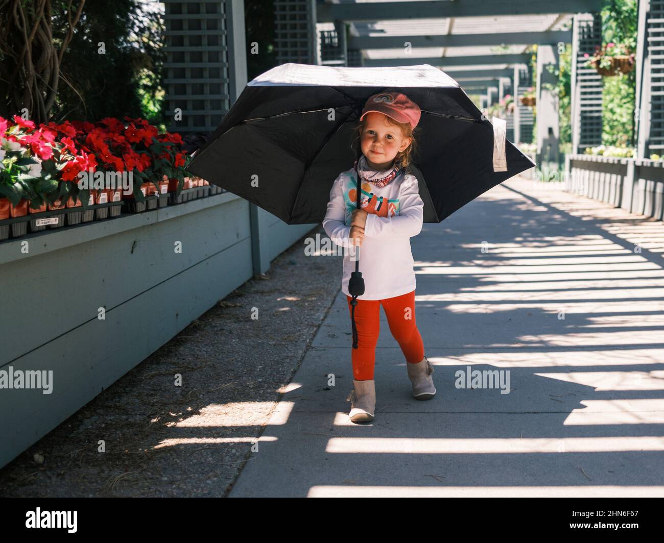 Jeune fille tenant un parapluie pour la protection du soleil Photo Stock -  Alamy
