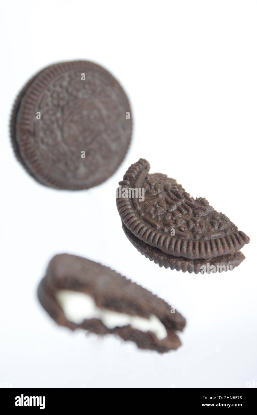 Biscuits sandwich Oreo, fond blanc isolé Banque D'Images
