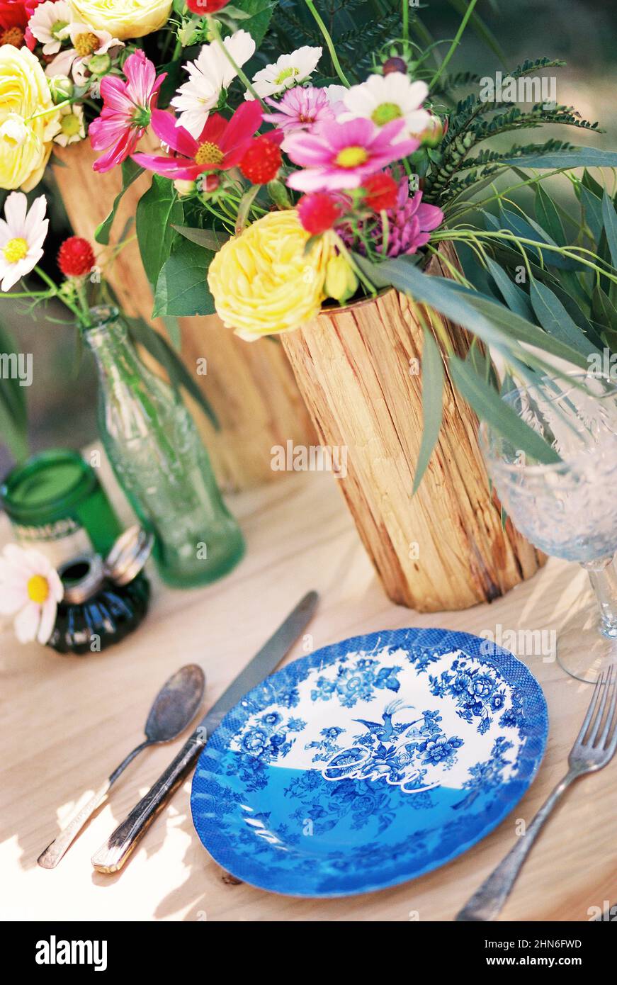 Table avec assiette antique et coutellerie et fleurs fraîches Banque D'Images
