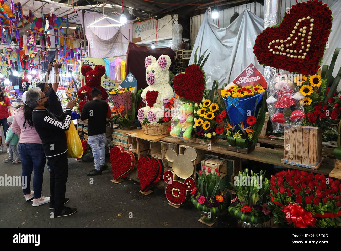 Les personnes sont vues acheter des fleurs et des arrangements floraux pour célébrer la Saint-Valentin au marché aux fleurs de la Jamaïque. Le 13 février 2022 au Mexique ci Banque D'Images