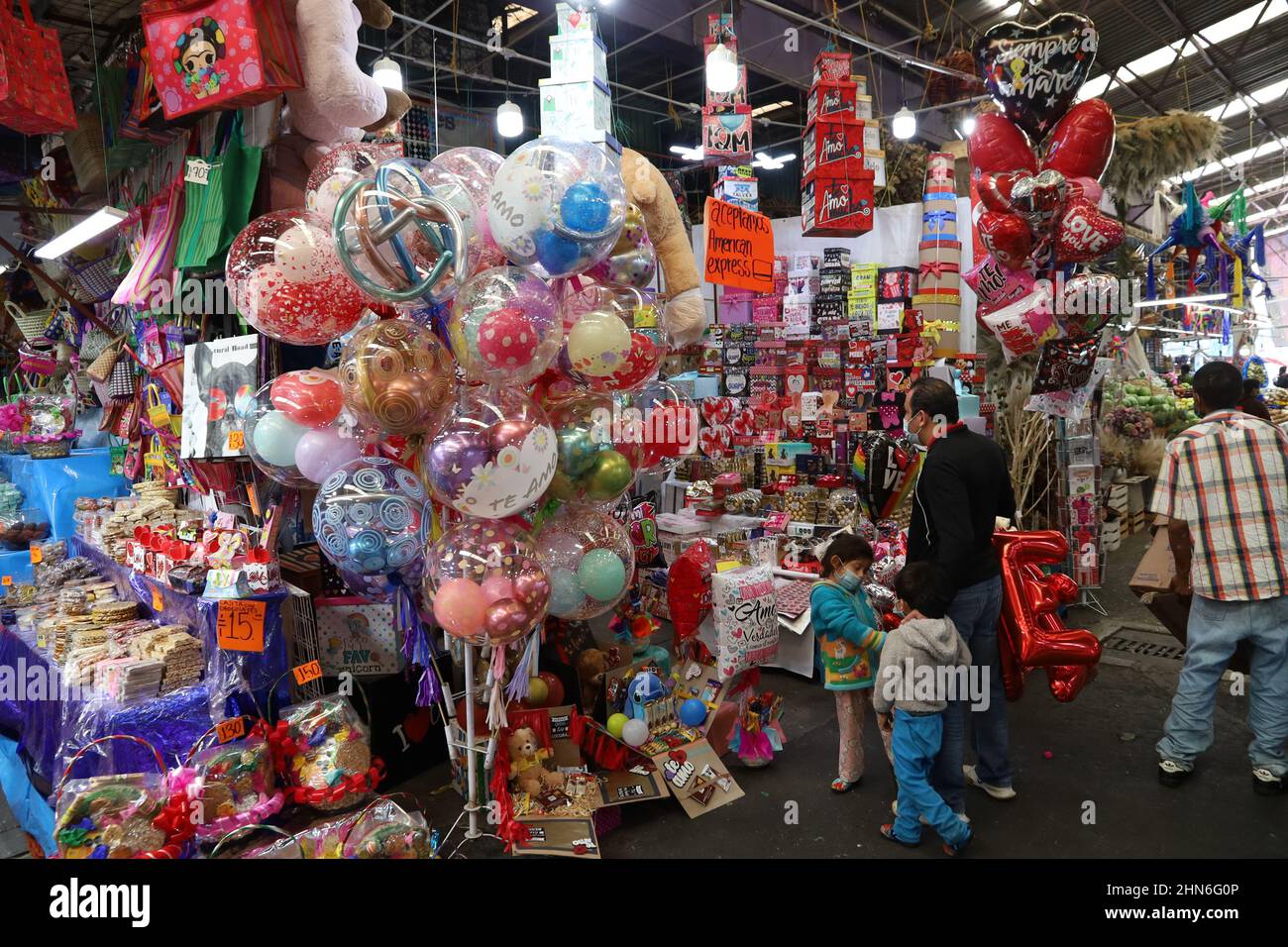 Les personnes sont vues acheter des fleurs et des arrangements floraux pour célébrer la Saint-Valentin au marché aux fleurs de la Jamaïque. Le 13 février 2022 au Mexique ci Banque D'Images