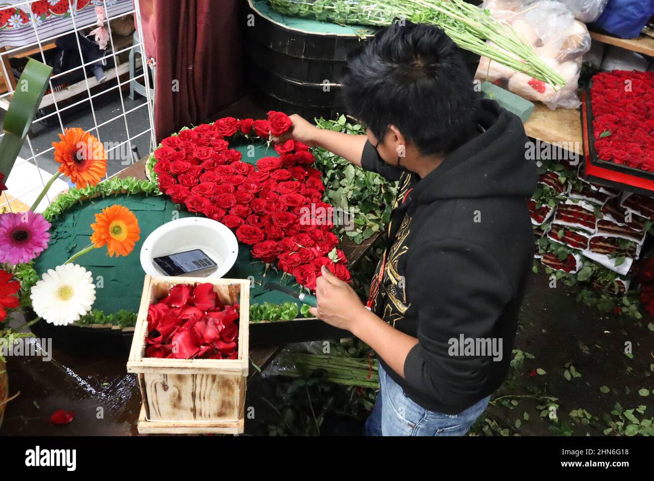 Les personnes sont vues acheter des fleurs et des arrangements floraux pour célébrer la Saint-Valentin au marché aux fleurs de la Jamaïque. Le 13 février 2022 au Mexique ci Banque D'Images