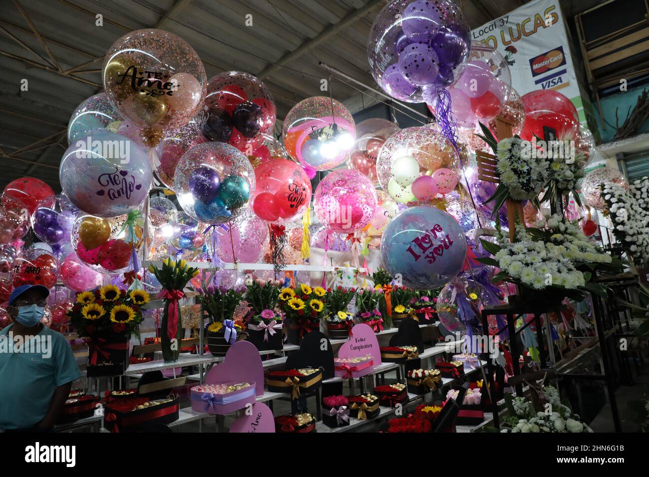 Les personnes sont vues acheter des fleurs et des arrangements floraux pour célébrer la Saint-Valentin au marché aux fleurs de la Jamaïque. Le 13 février 2022 au Mexique ci Banque D'Images