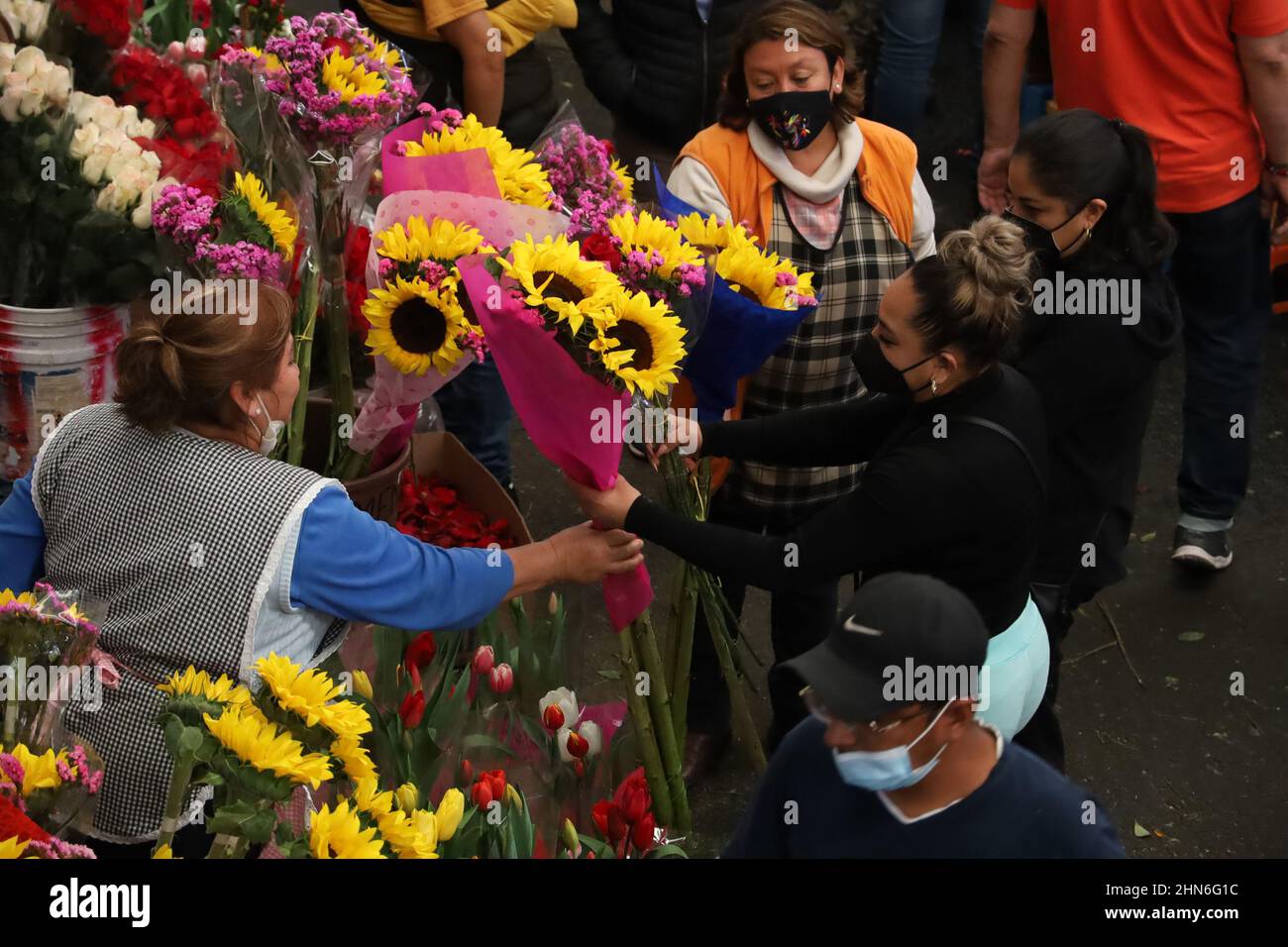 Les personnes sont vues acheter des fleurs et des arrangements floraux pour célébrer la Saint-Valentin au marché aux fleurs de la Jamaïque. Le 13 février 2022 au Mexique ci Banque D'Images
