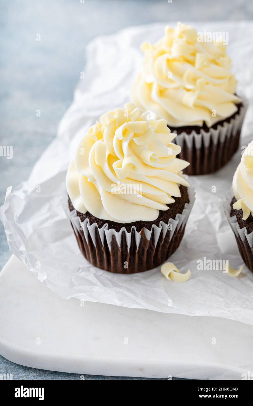 Petits gâteaux au chocolat nappés de glaçage au fromage à la crème Banque D'Images