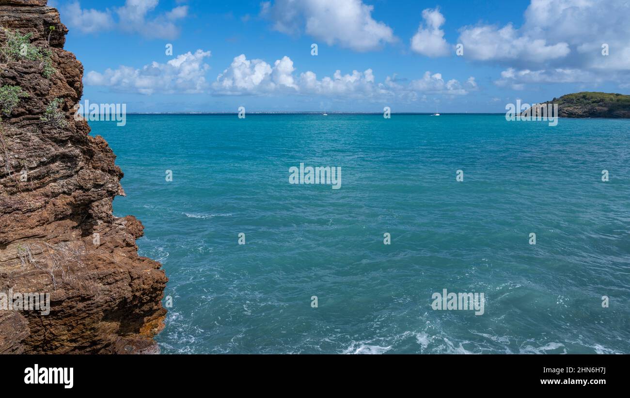 La côte de Saint-Martin au trou David, un trou de fuite érodé dans les falaises de l'île des Caraïbes Banque D'Images