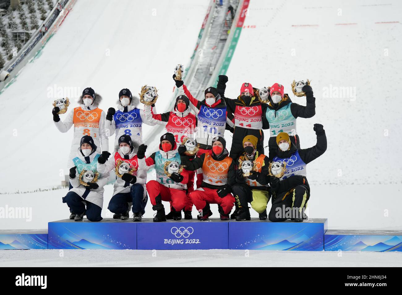 Zhangjiakou, province chinoise du Hebei. 14th févr. 2022. Les médaillés célèbrent après l'équipe masculine de saut à ski au Centre national de saut à ski de Zhangjiakou, dans la province de Hebei, dans le nord de la Chine, le 14 février 2022. Credit: Wang Song/Xinhua/Alay Live News Banque D'Images