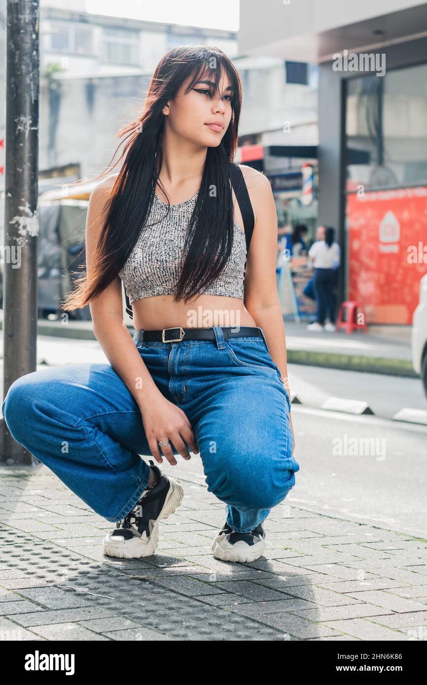 brunette latina jeune fille a roulé sur le trottoir posant pour la photo dans les rues de Pereira-Colombie. Mode et beauté concept Banque D'Images