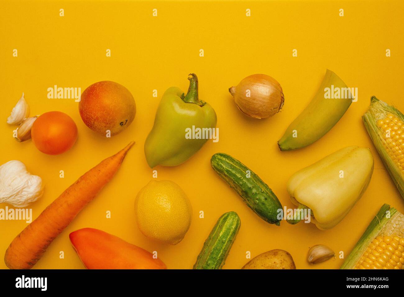 Variété d'en-cas et de bonbons sur fond jaune.Vue de dessus, plan d'appartement.Sucré, dessert, concept de régime. Banque D'Images