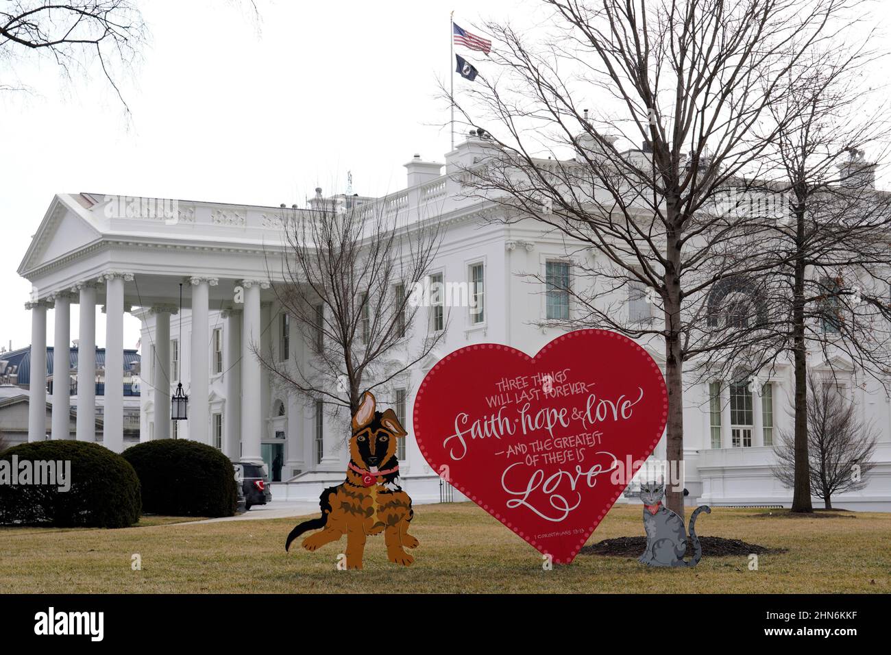 Washington, Vereinigte Staaten. 14th févr. 2022. La forme du cœur de la Saint-Valentin est visible sur la pelouse nord de la Maison Blanche à Washington, DC, le 14 février 2022. Credit: Yuri Gripas/Pool via CNP/dpa/Alay Live News Banque D'Images