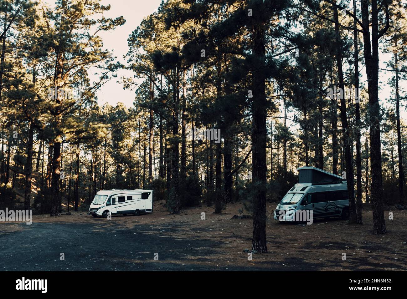 Camping sauvage avec deux camping-cars garés. Forêt sauvage et pittoresque detination de bois pour le transport voyage vacances et wanderlust vanlife lifesyl Banque D'Images