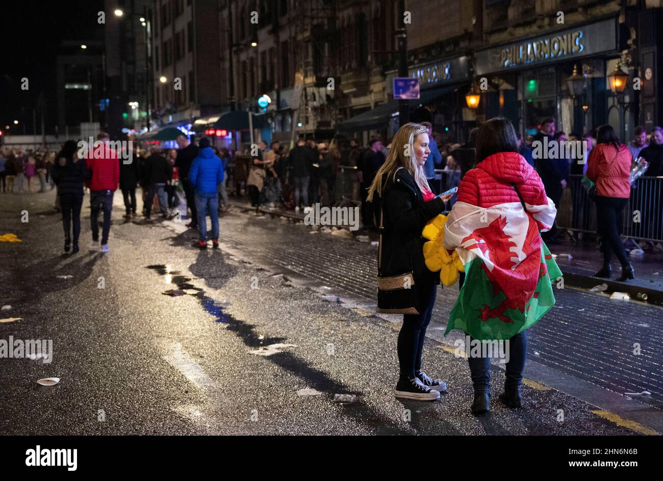 Vue générale sur St. Mary Street après le match de rugby pays de Galles/Écosse. Banque D'Images