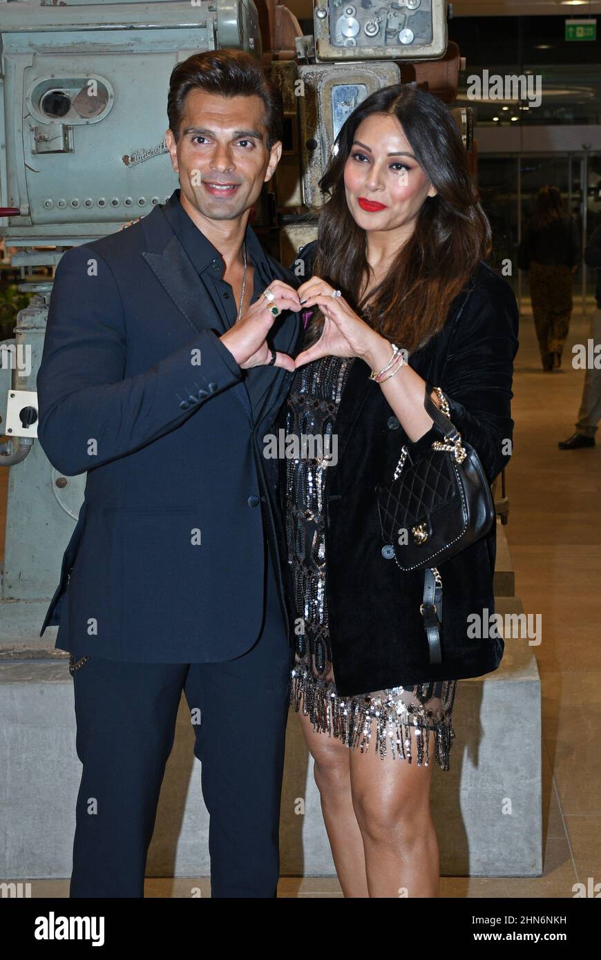 Mumbai, Inde. 14th févr. 2022. Bollywood actrice Bipasha Basu et l'acteur mari Karan Singh Grover pose pour une photo à Mumbai.le couple a été repéré à l'extérieur d'un centre commercial à l'occasion de la Saint-Valentin. Crédit : SOPA Images Limited/Alamy Live News Banque D'Images