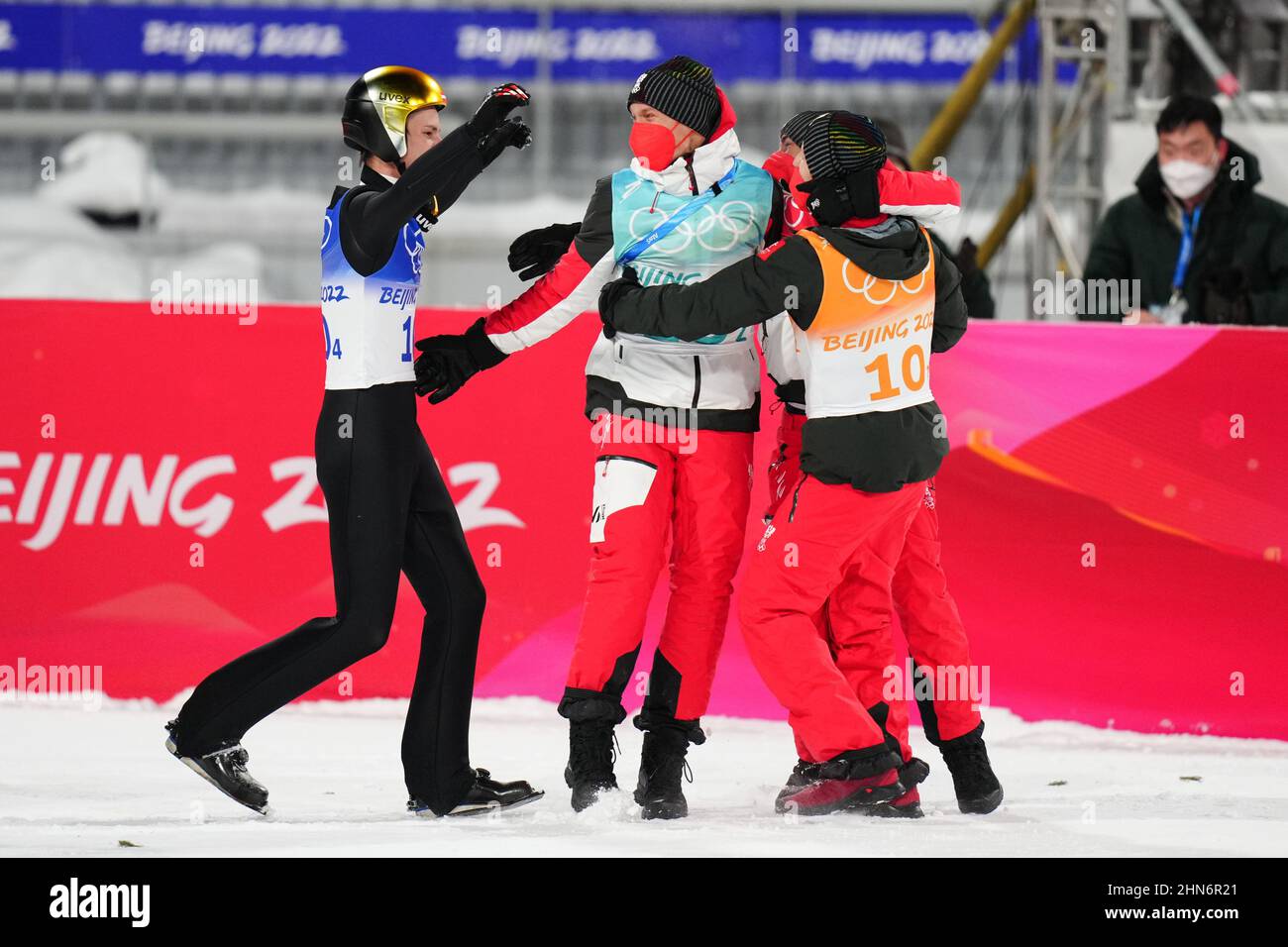 Zhangjiakou, province chinoise du Hebei. 14th févr. 2022. Les athlètes autrichiens célèbrent l'équipe masculine de saut à ski au Centre national de saut à ski de Zhangjiakou, dans la province de Hebei, dans le nord de la Chine, le 14 février 2022. Credit: Zhu Zheng/Xinhua/Alamy Live News Banque D'Images