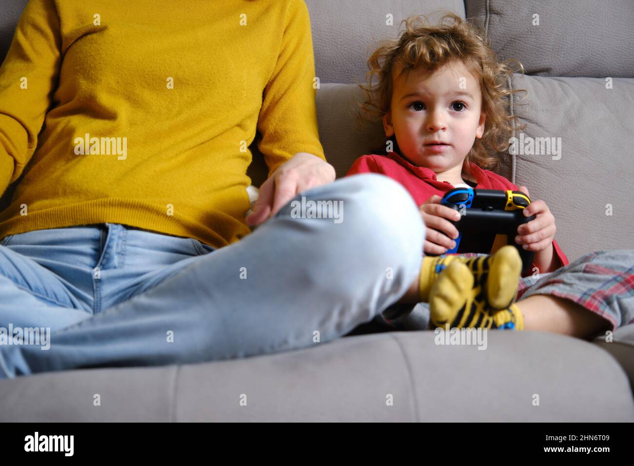 Photo fermée d'un enfant jouant à des jeux vidéo avec sa mère Banque D'Images