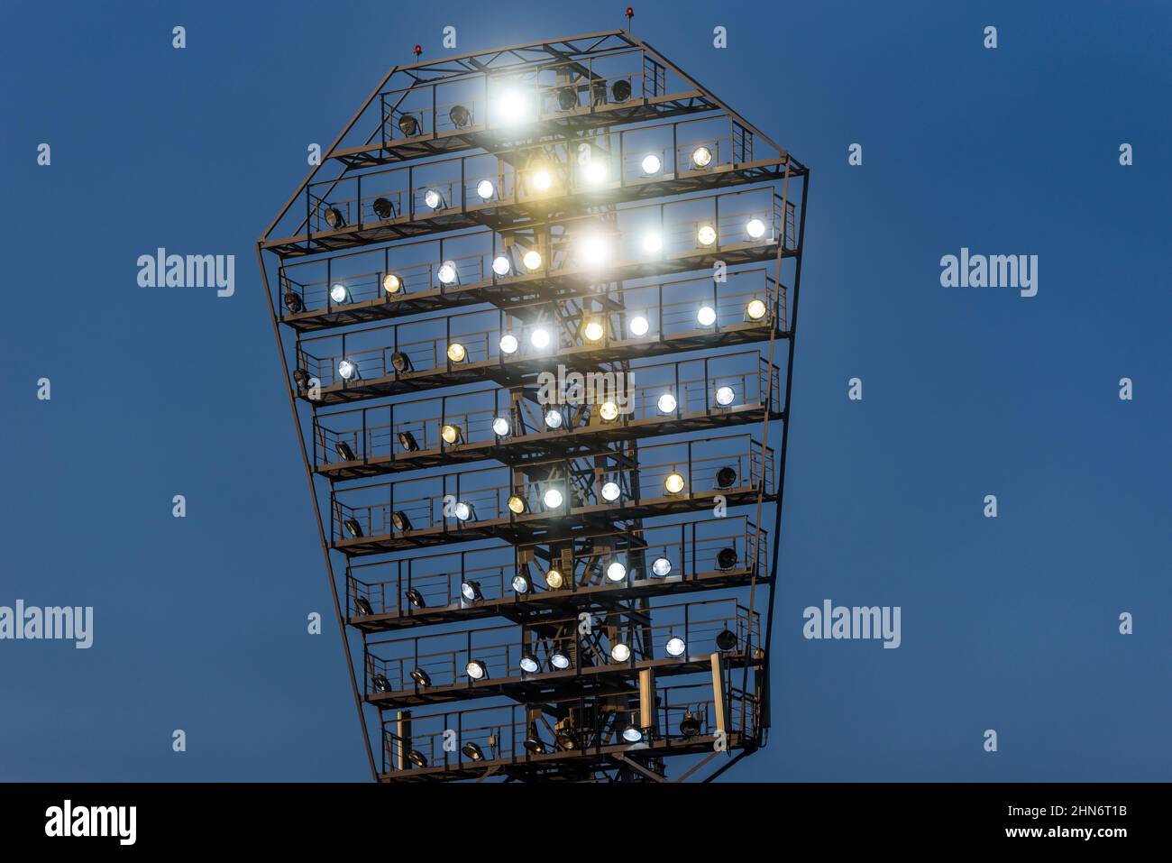 RIGA, LETTONIE. 5th août 2021. Photo à mise au point sélective. Coup de projecteur au stade. Banque D'Images