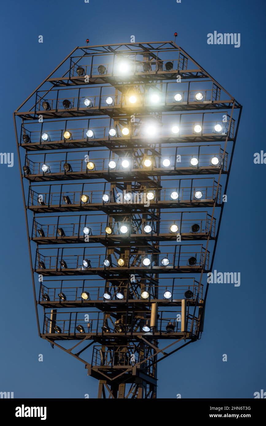 RIGA, LETTONIE. 5th août 2021. Photo à mise au point sélective. Coup de projecteur au stade. Banque D'Images