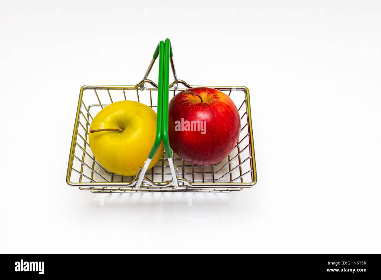 des pommes fraîches de différentes couleurs se trouvent dans un panier en métal.Photo de haute qualité Banque D'Images