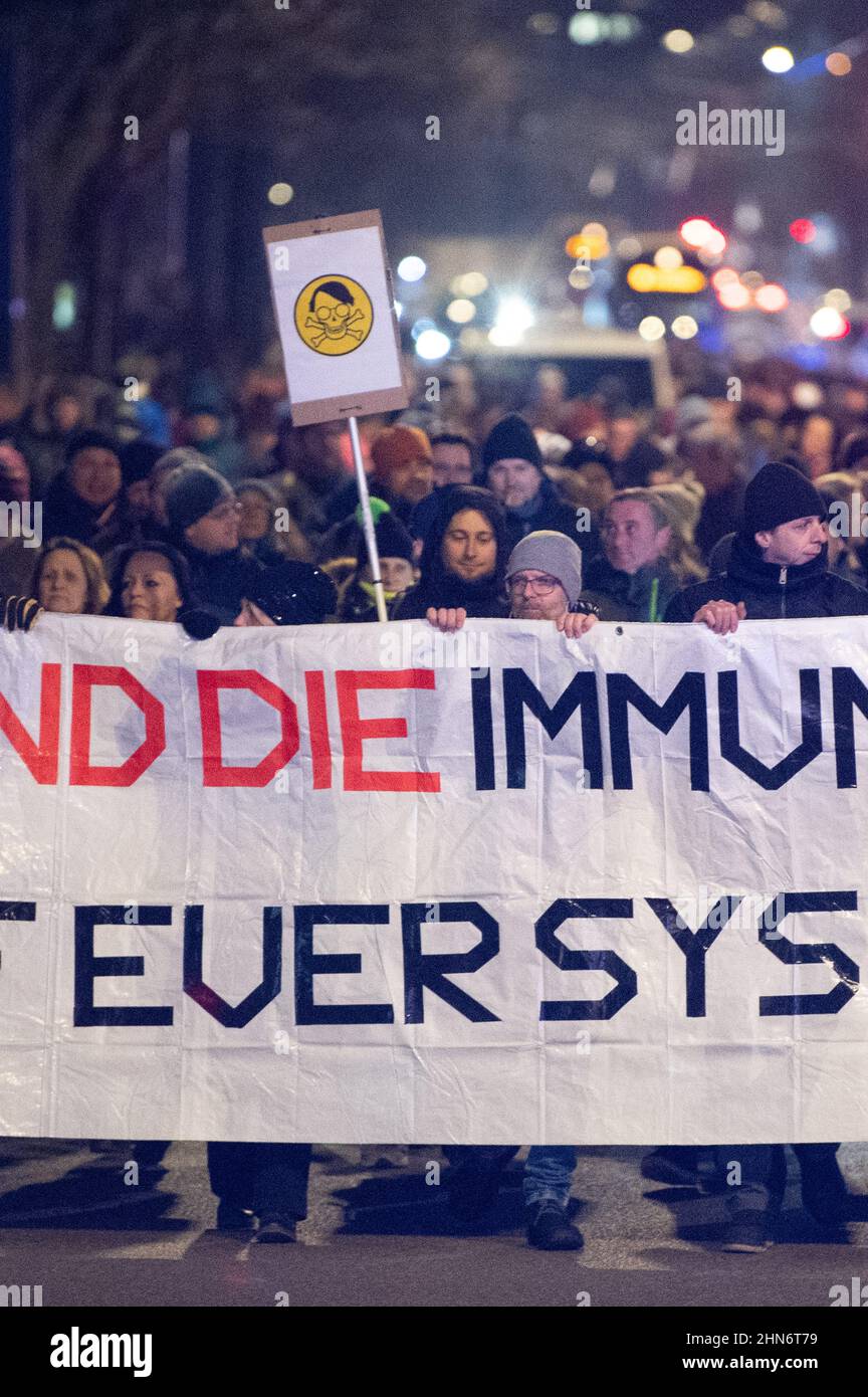 Dresde, Allemagne. 14th févr. 2022. Les participants à une démonstration contre les mesures de Corona marchent le long de l'avenue principale en tenant une bannière indiquant « nous sommes la réponse immunitaire à votre virus système. » Credit: Sebastian Kahnert/dpa-Zentralbild/dpa/Alay Live News Banque D'Images