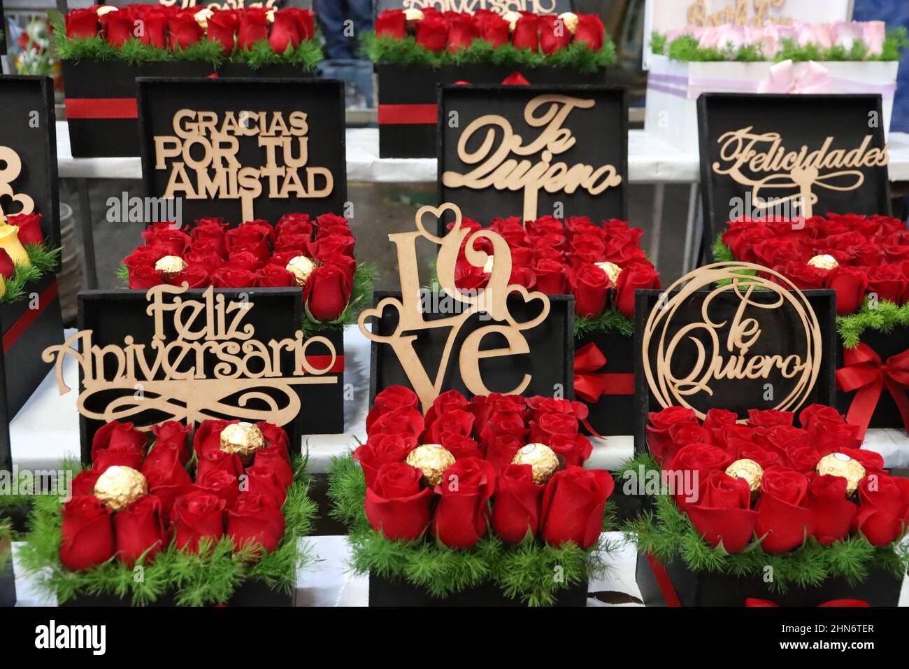 Non exclusif: MEXICO, MEXIQUE - 13 FÉVRIER 2022: Les personnes sont vues acheter des fleurs et arrangements floraux pour célébrer la Saint-Valentin à Jamai Banque D'Images