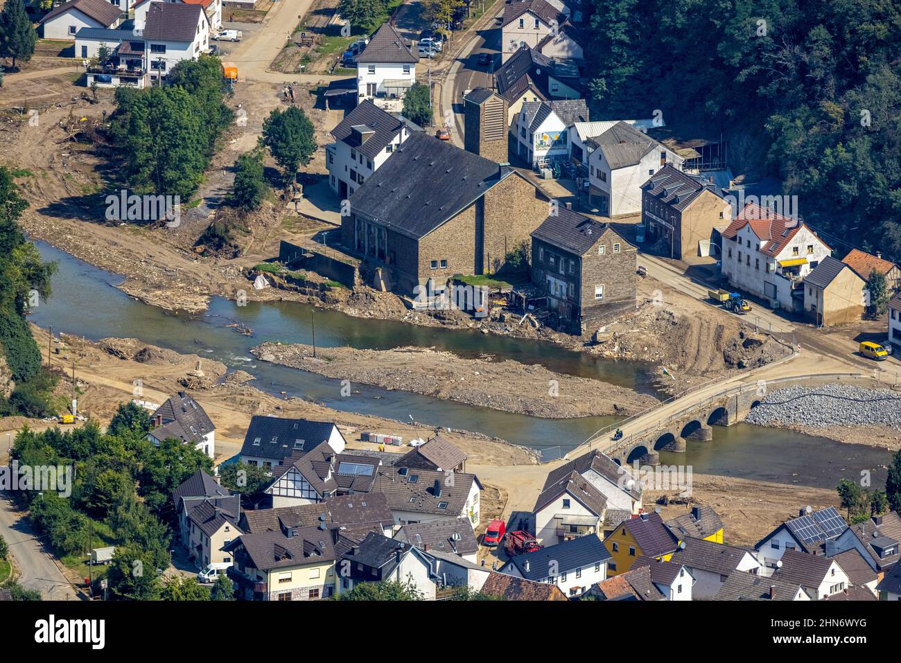 Luftbild, Überschwemmungsgebiet am Fluss Ahr mit Ahrbrücke und St. Andreas Kirche im Ortsteil Brück, Ahrbrück, Ahr-Hochwasser, Ahrtal, Rheinland-Pfalz Banque D'Images