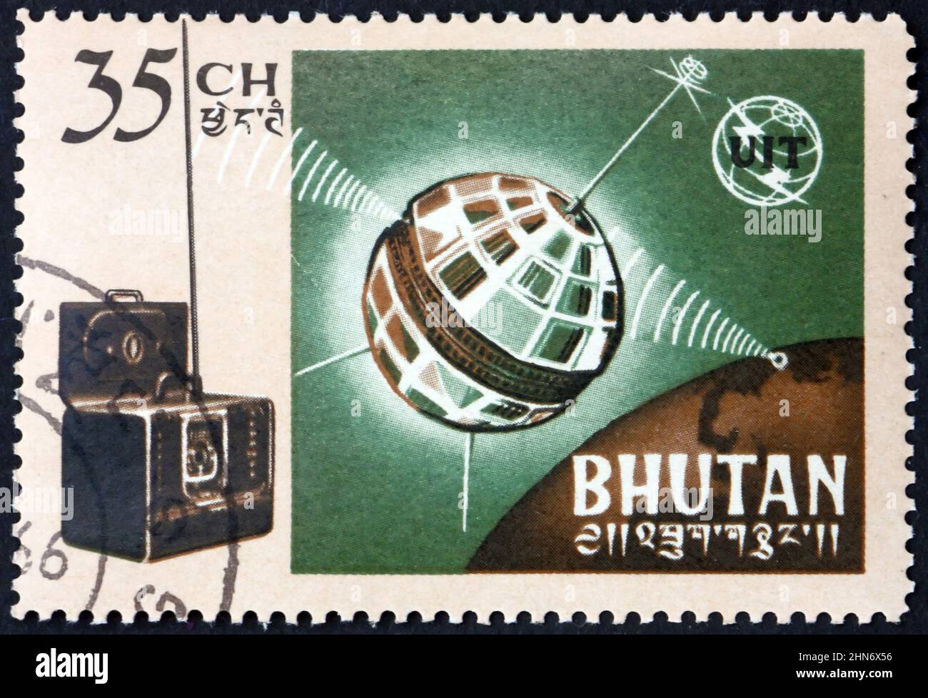 BHOUTAN - VERS 1966: Un timbre imprimé au Bhoutan montre Telstar, radio à ondes courtes et emblème de l'UIT, vers 1966 Banque D'Images