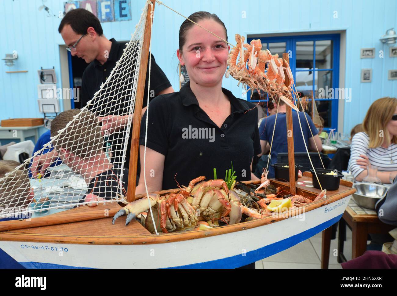 Restaurant Fruit De Mer Ile D Oleron FRANCE. CHARENTE-MARITIME (17). ÎLE D'OLÉRON. LE CHÂTEAU D'OLÉRON. UN  PLATEAU DE FRUITS DE MER EST SERVI AU RESTAURANT LA COURTINE Photo Stock -  Alamy