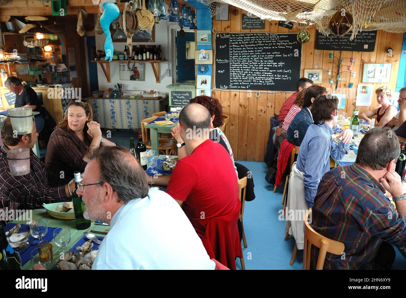 FRANCE. CHARENTE-MARITIME (17). ÎLE D'OLÉRON. PORT DES SALINES. LE RESTAURANT « LE RELAIS DES SALINES » EST TRÈS POPULAIRE. Banque D'Images
