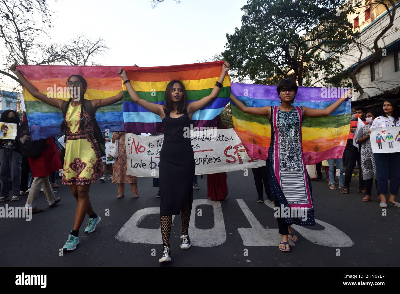 Un étudiant de la communauté LGBTIQ de l'Université Jadavpur lève un drapeau arc-en-ciel, tout en participant à un rassemblement pour exiger les droits des LGBTIQ et mettre fin à la violence contre eux, à l'occasion de la Saint-Valentin. Le 14 février 2022 à Kolkata, en Inde. (Photo de Sukhomoy_ Sen/ Eyepix Group) Banque D'Images