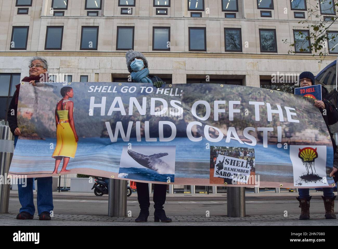 Londres, Royaume-Uni.4 décembre 2021.Des manifestants se sont rassemblés devant le siège social de Shell à Londres pour protester contre l'explosion sismique du géant pétrolier sur la côte sauvage d'Afrique du Sud, qui dévaster la faune et les écosystèmes marins. Banque D'Images