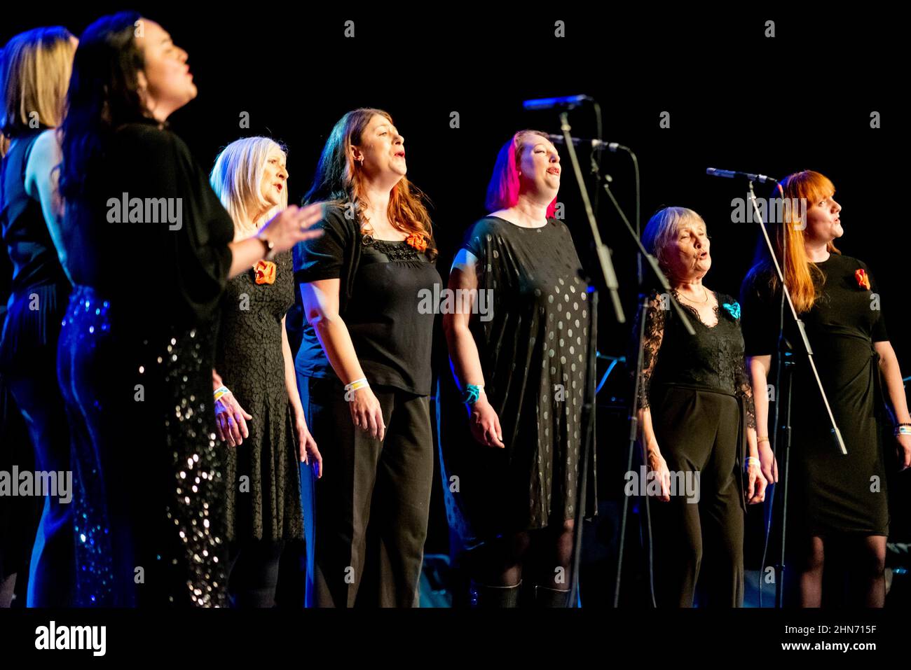 Choeur féminin lors d'un concert intitulé il a construit cette ville au Pavillon Cliffs, à Southend on Sea, Essex, en l'honneur du député assassiné Sir David Amess Banque D'Images