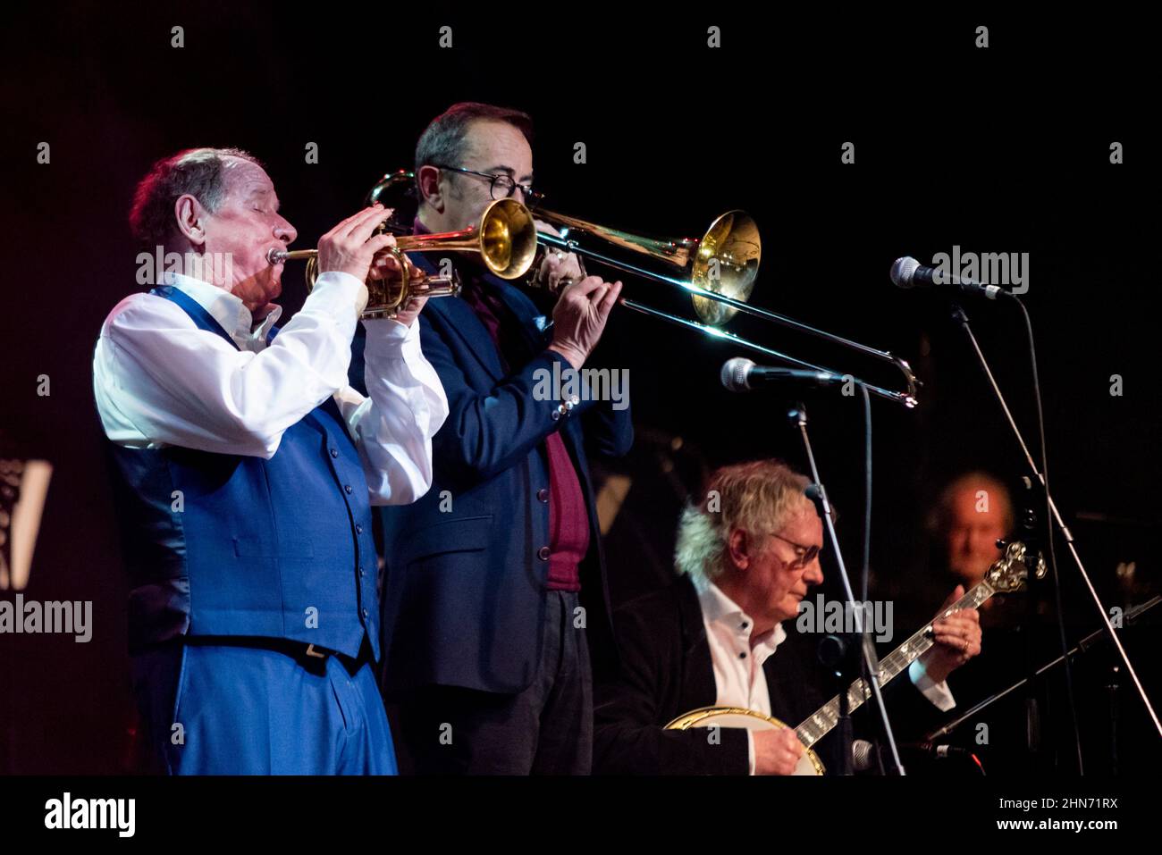 Trompettiste de jazz Digby Fairweather lors d'un concert intitulé il a construit cette ville au Pavillon Cliffs, à Southend on Sea, Essex, en l'honneur du député assassiné David Amess Banque D'Images