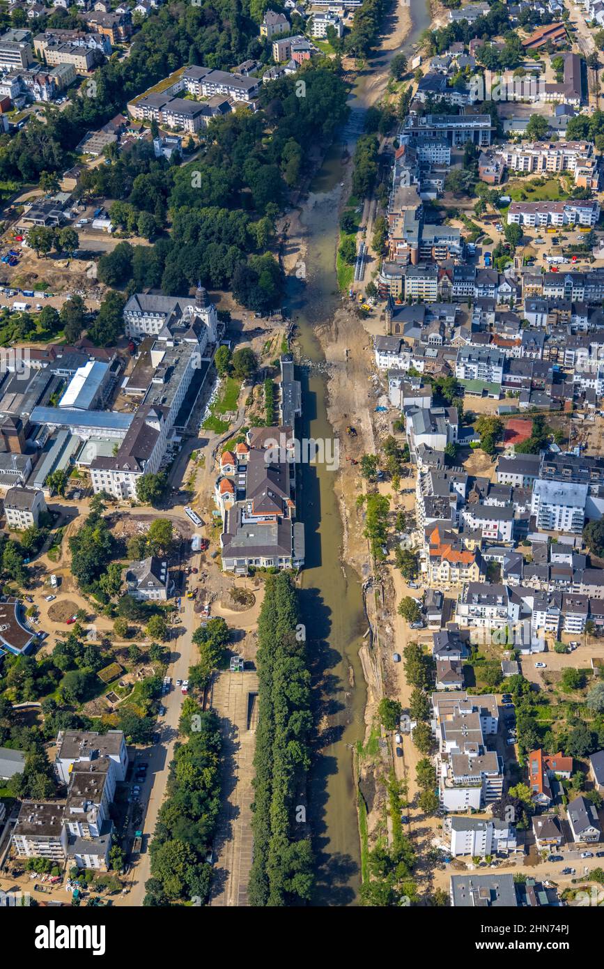 Vue aérienne, zone inondée à la rivière Ahr avec Kurhaus Bad Neuenahr et Steigenberger Hotel ainsi que Georg-Kreuzberg-Straße à Bad Neuenahr-Ahrweil Banque D'Images