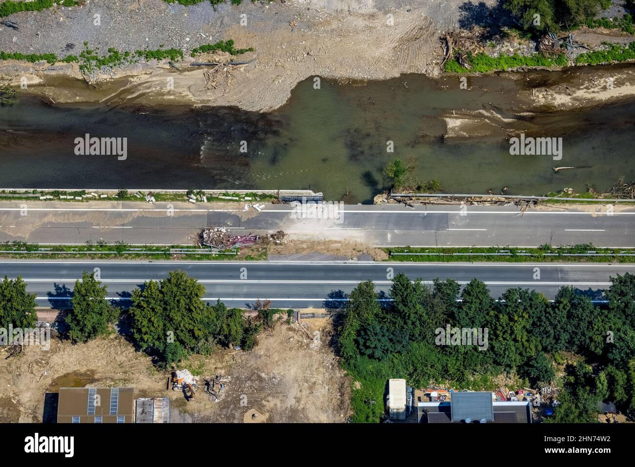 Photographie aérienne, zone inondée à la rivière Ahr et route de campagne détruite B266 à Heimersheim, Bad Neuenahr-Ahrweiler, inondation d'Ahr, vallée d'Ahr, Rhinel Banque D'Images