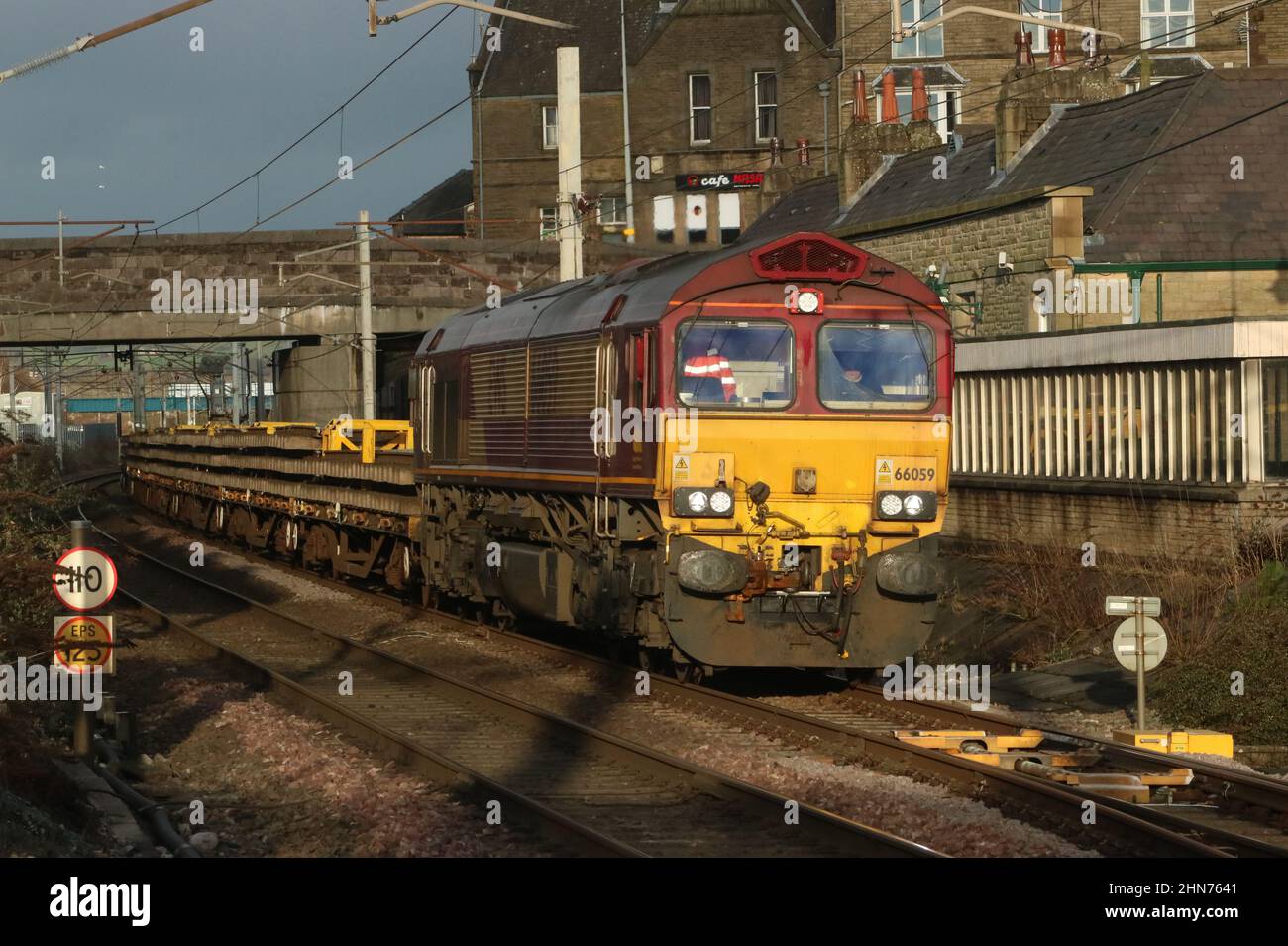 Classe 66 diesel-électrique loco 66059 EWS Livery passant par Carnforth sur West Coast main Line le lundi 14th février 2022 avec un train d'ingénieurs. Banque D'Images