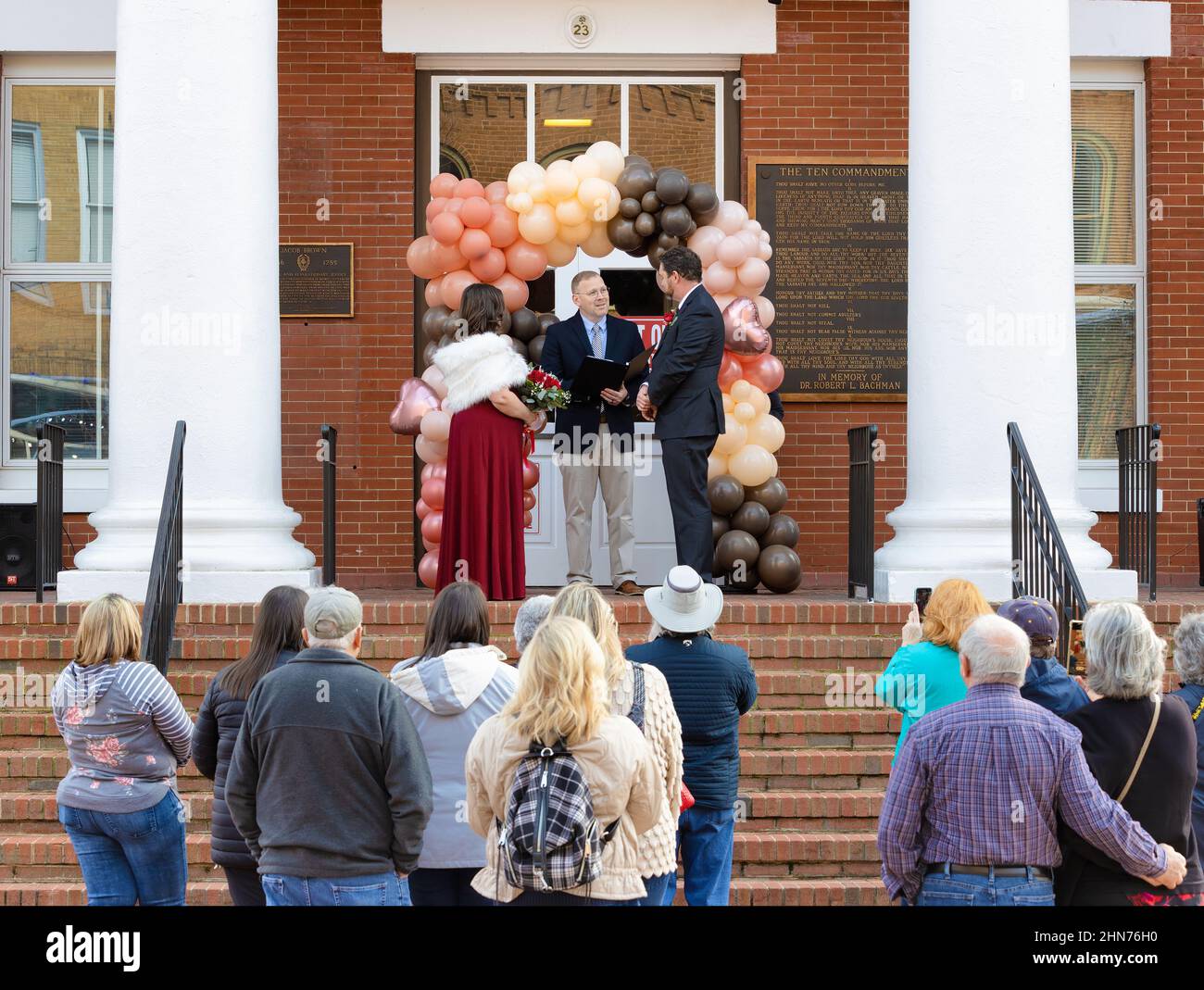 Jonesborough, Tennessee, États-Unis - 12 février 2022 : il est la plus ancienne ville du Tennessee, un couple se Marie sur les marches du palais de justice pendant la célébration o Banque D'Images