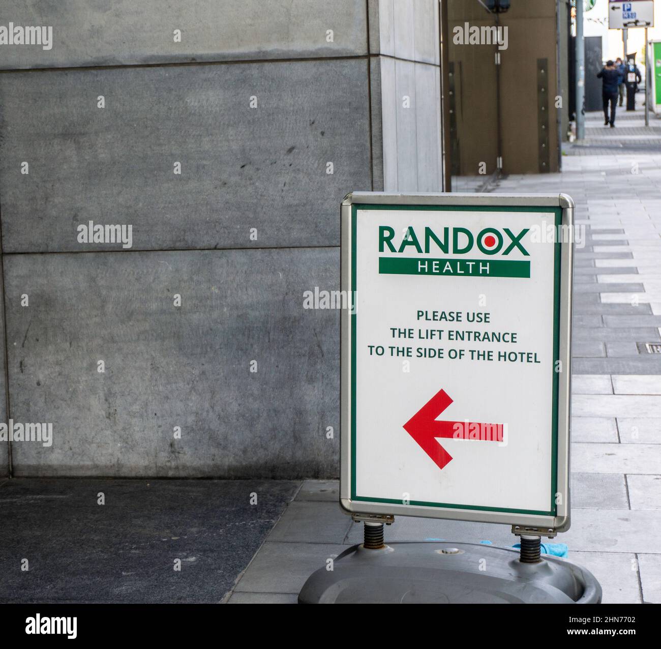 Un panneau pour un centre de tests de Randox Covid à Cardiff Lane à Dublin, Irlande. Banque D'Images