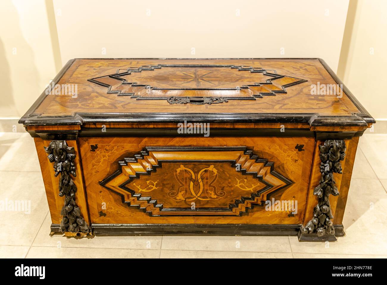 Mobilier ancien du 18th siècle. Une poitrine d'Allemagne faite de bois de rose, de noyer et de bouleau. Banque D'Images