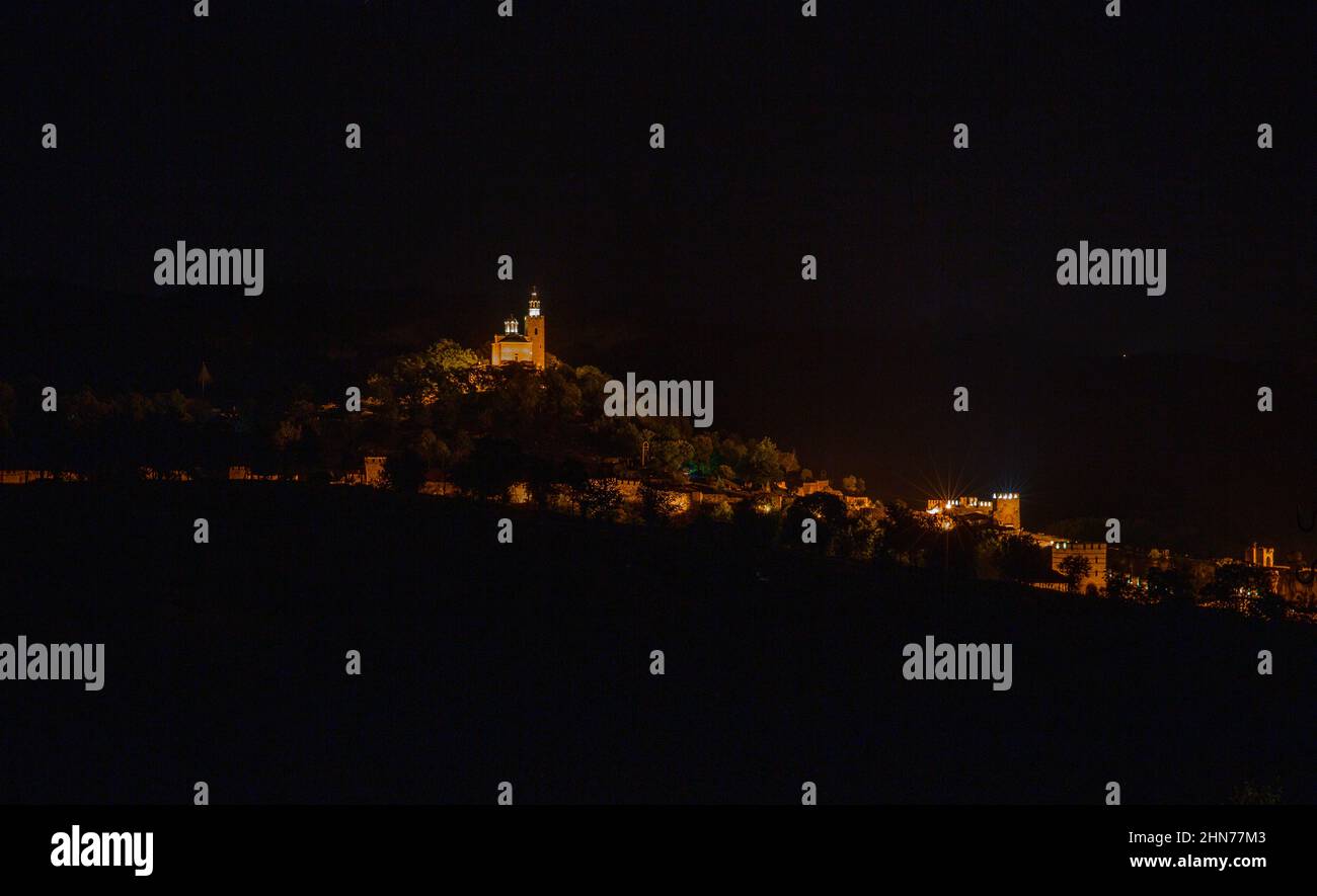 Vue de nuit sur Veliko Tarnovo avec la forteresse de Tsarevets, la cathédrale de l'Ascension et la réserve architecturale et muséale de Trapezitsa en Bulgarie. Banque D'Images