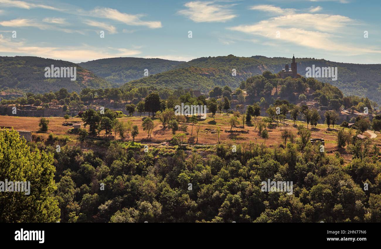 Vue aérienne sur Veliko Tarnovo avec la forteresse de Tsarevets, la cathédrale de l'Ascension et la réserve architecturale et muséale de Trapezitsa en Bulgarie. Banque D'Images