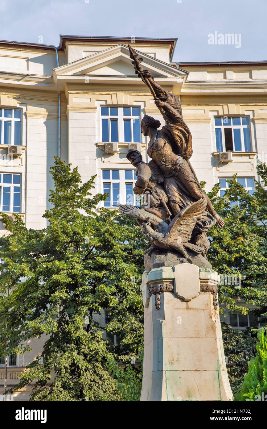 La montée du monument commémoratif de guerre des Roumains qui envahit la Bulgarie lors de la deuxième guerre des Balkans en 1913, défiguré par les communistes et maintenant à Valter Marac Banque D'Images